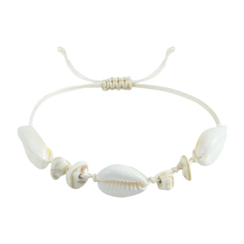 Europees en Amerikaans handgeweven schelpenarmband, perfect voor het strand. Geniet van de zomerse vibes met dit unieke sieraad.