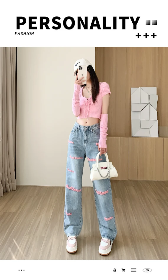 Jean femme à jambes larges, lettres brodées et coupe droite – Un look tendance et confortable pour toutes les occasions.