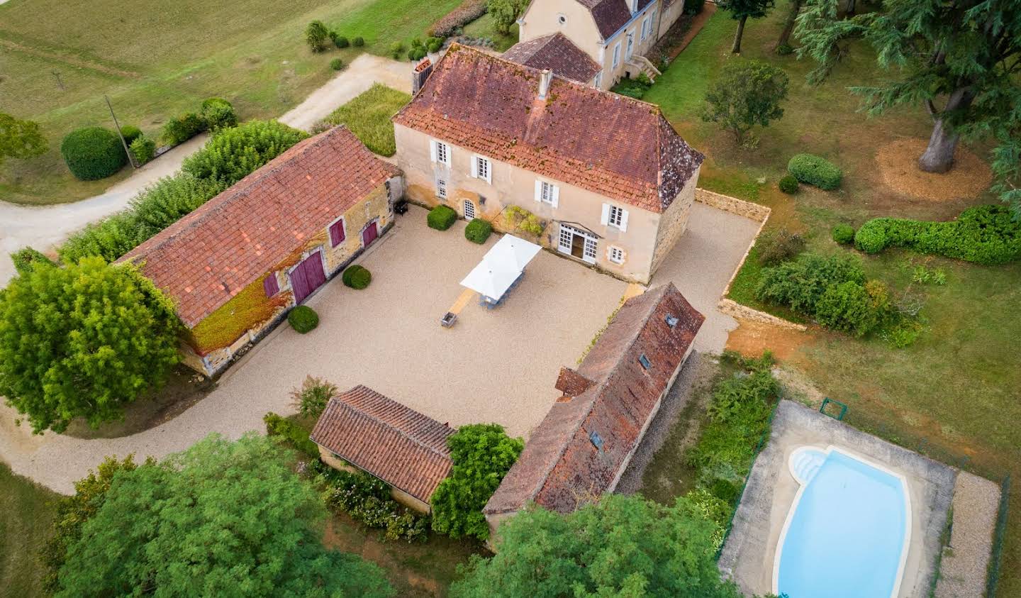 Propriété avec piscine et jardin Cendrieux