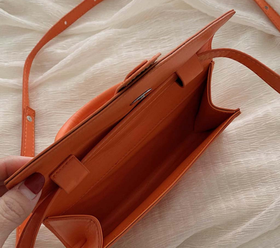 Sac à main porté épaule, élégant et spacieux, pour transporter vos essentiels avec confort et style au quotidien. Idéal pour toutes occasions.