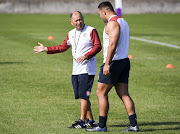 England's coach Eddie Jones (L) in a discussion with prop Ellis Genge (R) during a training session at the Japan Rugby World Cup, in Tokyo on October 9, 2019.
