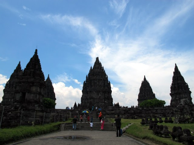 Paket Wisata Jogja Mengunjungi Borobudur dan Prambanan