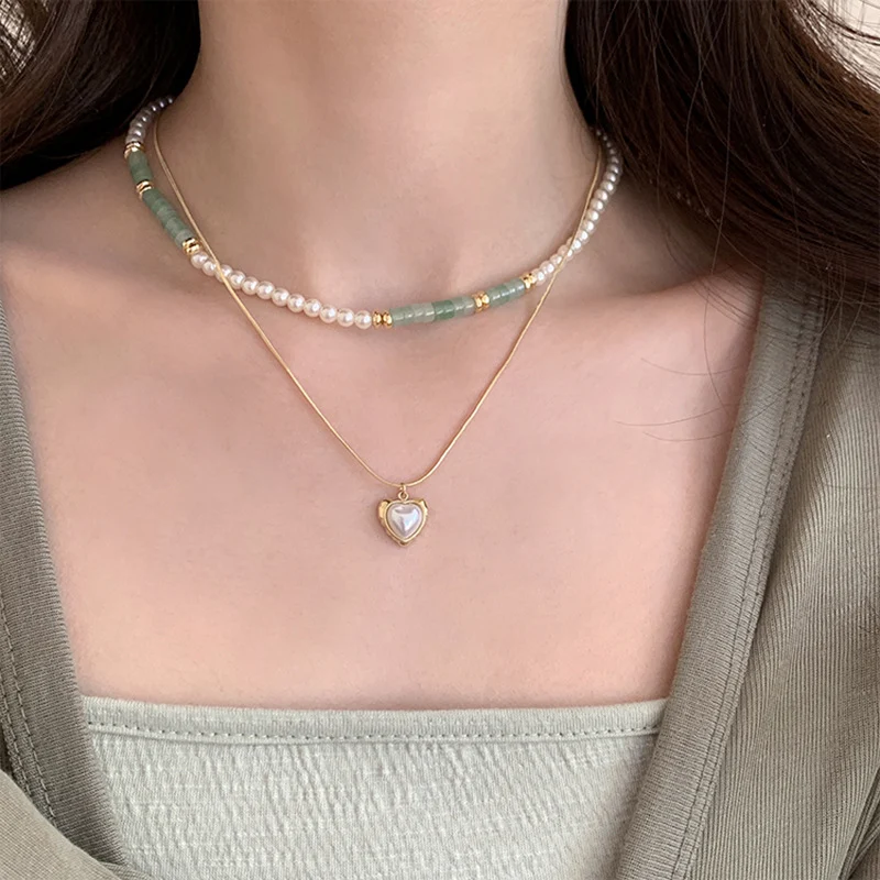 Collier double couche en jade chinois et perle d'amour, plaqué or véritable. Un bijou élégant pour femme, idéal comme cadeau ou pour soi-même.