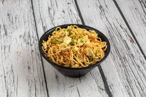 Egg Hakka Noodles (Serves 1-2)