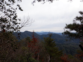 ピーク手前から展望（奥に恵那山、左に納古山）