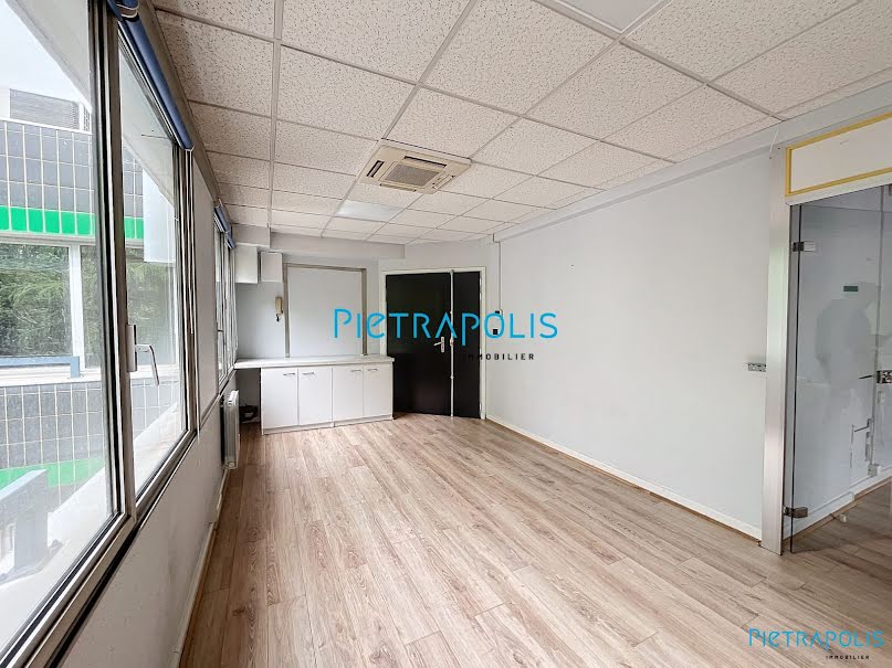 Location  locaux professionnels 3 pièces 76 m² à Lissieu (69380), 690 €