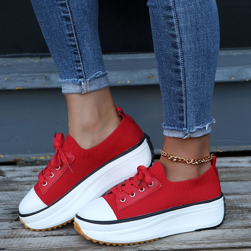 Zapatillas planas casuales con punta redonda, cordones y plataforma gruesa para un look moderno y cómodo en cualquier ocasión.
