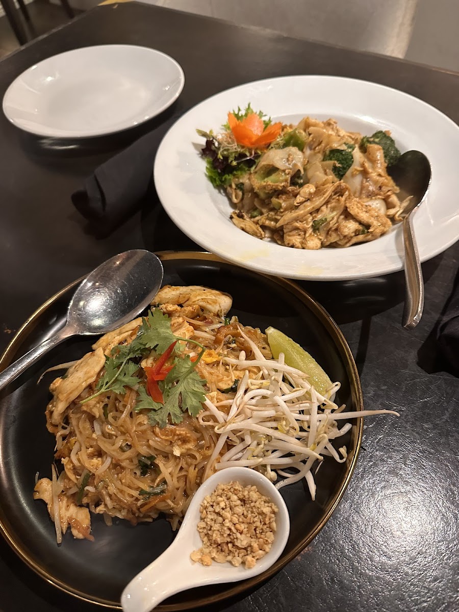 Pad see ew & pad thai