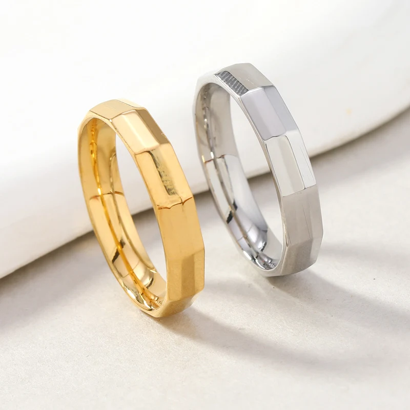 Bague en acier titane, surface meulée simple, rectangulaire et multi-facettes, un bijou sobre et durable pour toutes les occasions.