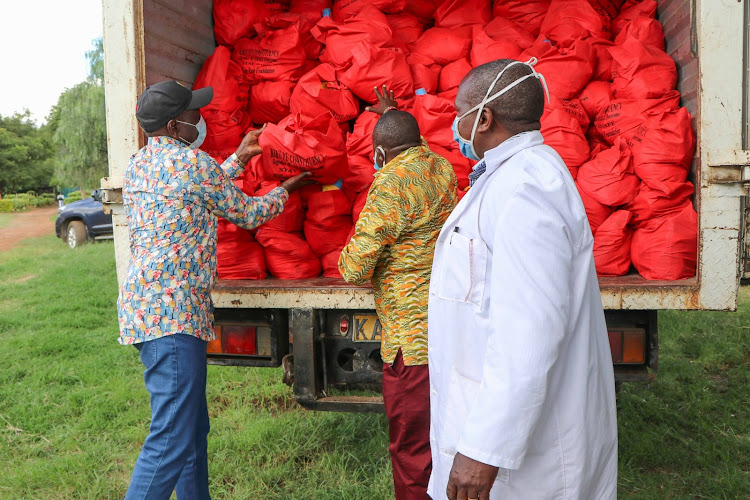 Deputy President Willim Ruto distributes food to families in Nachu, Kikuyu constituency, on May 20, 2020.