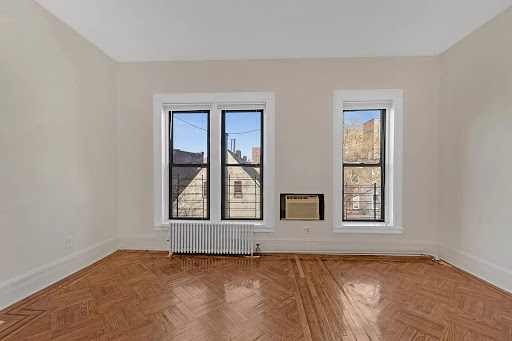 Room with parquet floor and two large windows - House purchase in New York, 6 rooms, 6 bedrooms