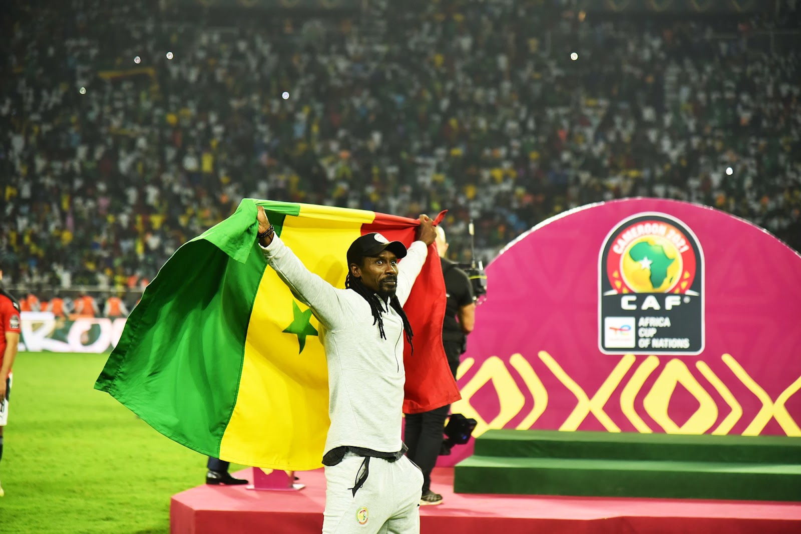 Cissé carrega a bandeira de Senegal após a conquista da CAN 2022