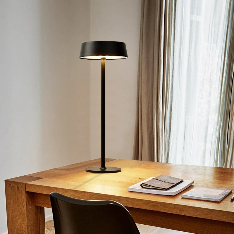Lámpara de mesa metálica con forma de hongo de pie alto, ambiente de café, carga USB y táctil. Ideal para crear un ambiente acogedor.