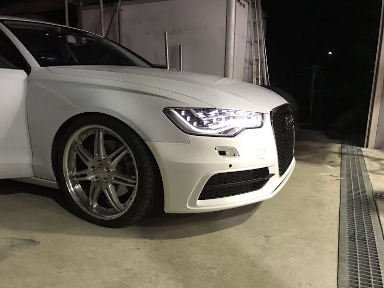 A6 セダンのアウディ・A6・ハイブリッド・Sラインバンパーに関するカスタム事例の投稿画像2枚目