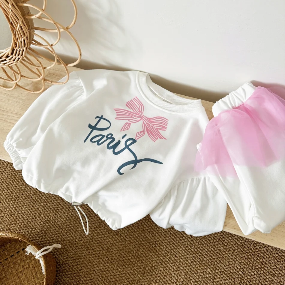 Ensemble deux pièces fille, adorable haut avec imprimé lettres et nœud, parfait pour un look doux et charmant. Confort et style combinés pour toutes les occasions.
