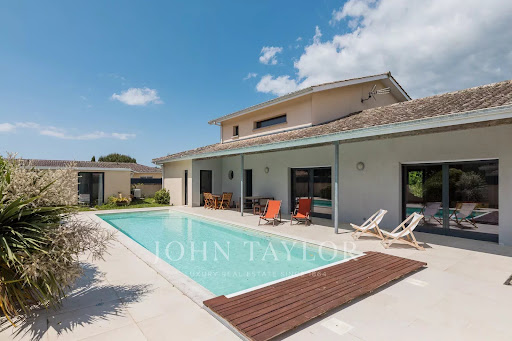 House with pool 2