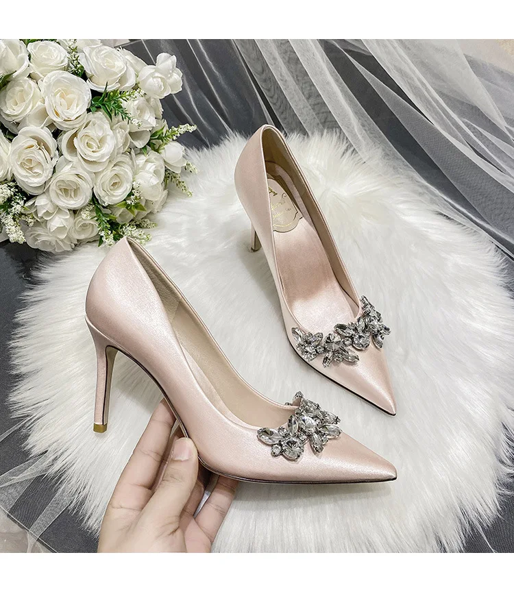 Escarpins blancs en satin cristal de mariée Chaussures de mariage élégantes Éclat somptueux Confort exceptionnel Le choix parfait pour votre mariage
