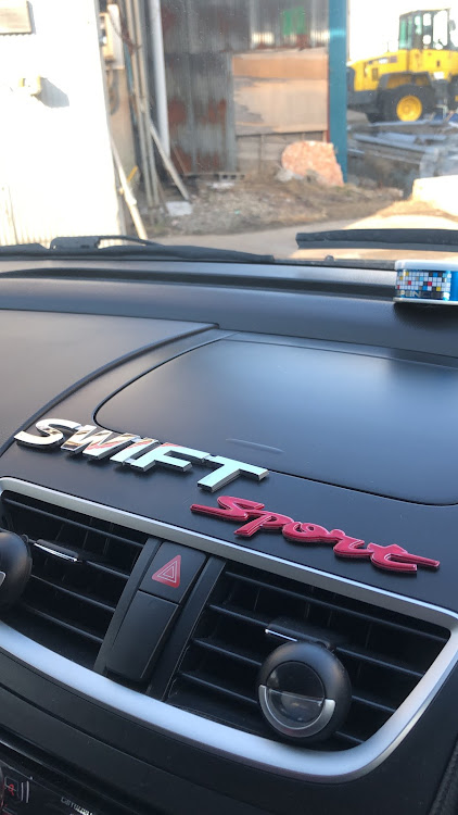 スイフトのヌルテカ・ヌルスポ・エンブレム移設・お疲れモードに関するカスタム事例の投稿画像4枚目