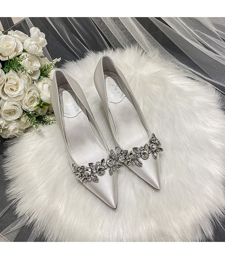 Escarpins blancs en satin cristal de mariée Chaussures de mariage élégantes Éclat somptueux Confort exceptionnel Le choix parfait pour votre mariage