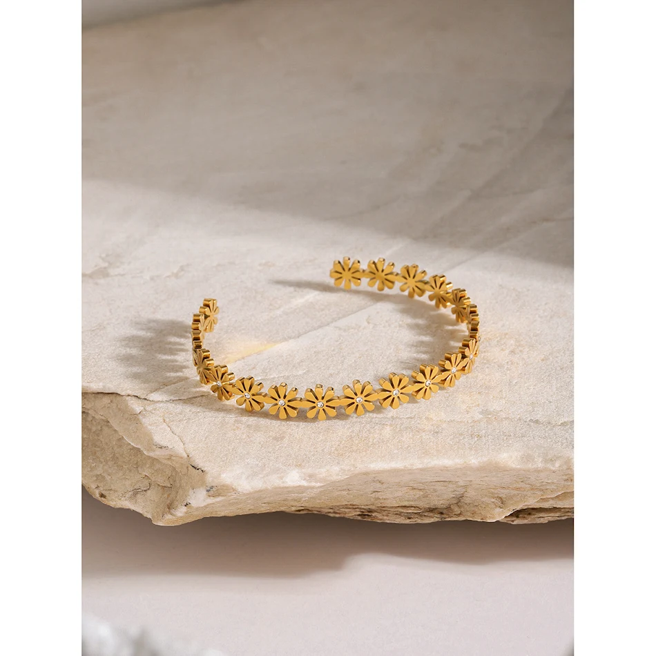 Bracelet en acier titane et zirconiums de luxe léger. Design avancé et élégant, parfait pour un usage quotidien et les occasions spéciales. Élégance assurée.