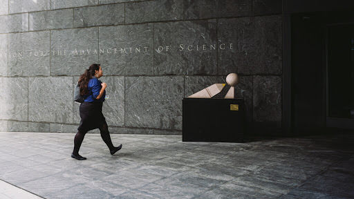 Robin caminando por la entrada de un edificio