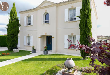 Maison avec piscine et jardin 5