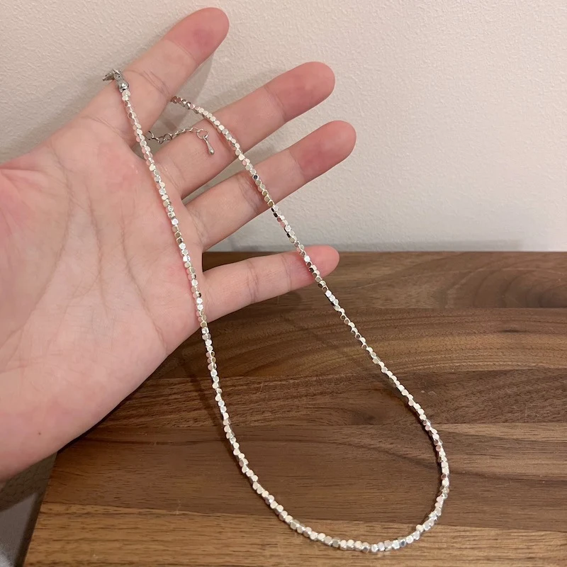 Title 4, Vrouwenketting met kleine zilveren parels, chok...