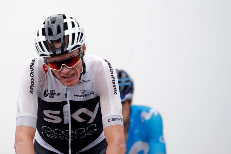 ? Franse politie verwart Froome met fan en haalt Sky-kopman onderuit in afdaling