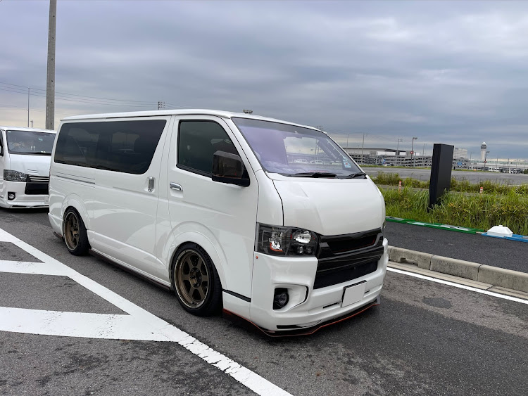 ハイエースバンのドアバイザー無し派・EVOLUTION200・エボリューション200・ZOMBIE FACTORY・ゾンビファクトリーに関するカスタム事例の投稿画像1枚目