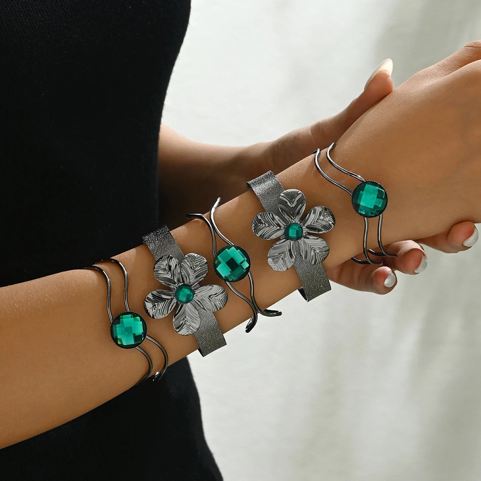 Pulsera Hip Hop para mujer con flor e incrustaciones de perlas un accesorio elegante y moderno que complementa cualquier atuendo con estilo y sofisticación.