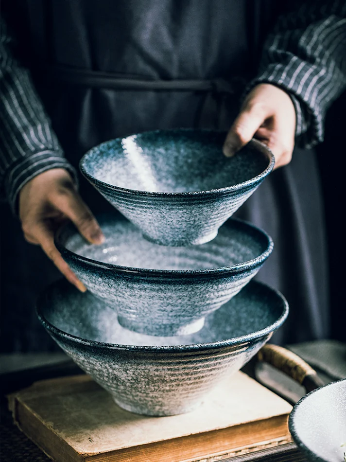 Conjunto de louça de cerâmica grande para ramen doméstico. Saboreie suas sopas e macarrão com esta tigela elegante e resistente, perfeita para refeições em casa.