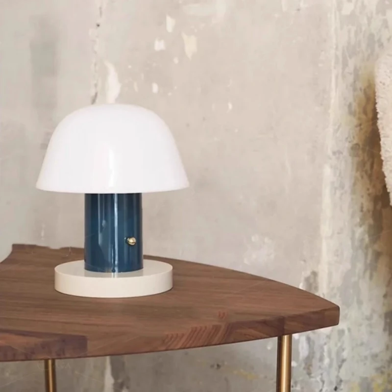 Draadloze touch tafellamp met oplaadfunctie voor je nachtkastje. Sfeervol licht, gemakkelijk opladen.