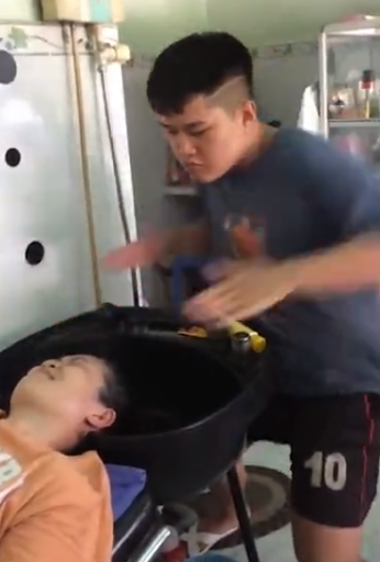 Xuất hiện màn gội đầu “độc nhất vô nhị” khiến nhiều người cười lăn lộn.