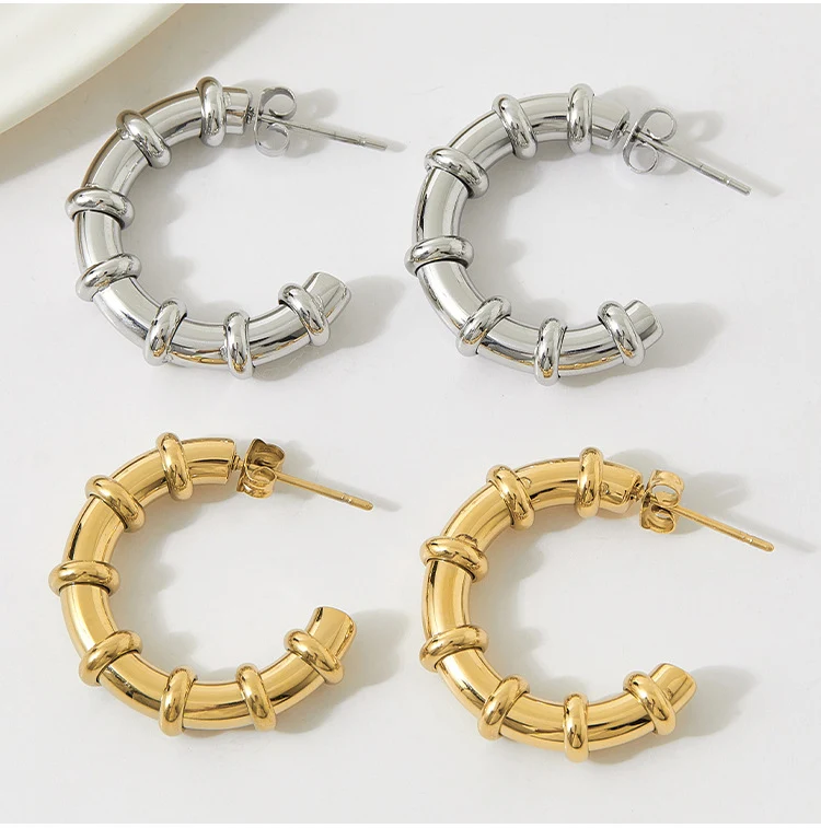 Boucles d'oreilles en forme de C en acier inoxydable blanc titane, hypoallergéniques. Confortables et élégantes, parfaites pour un usage quotidien.