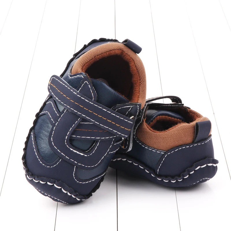 Zapatos de bebé con suela laberinto antideslizante y suave, perfectos para los primeros pasos seguros y cómodos de tu pequeño.