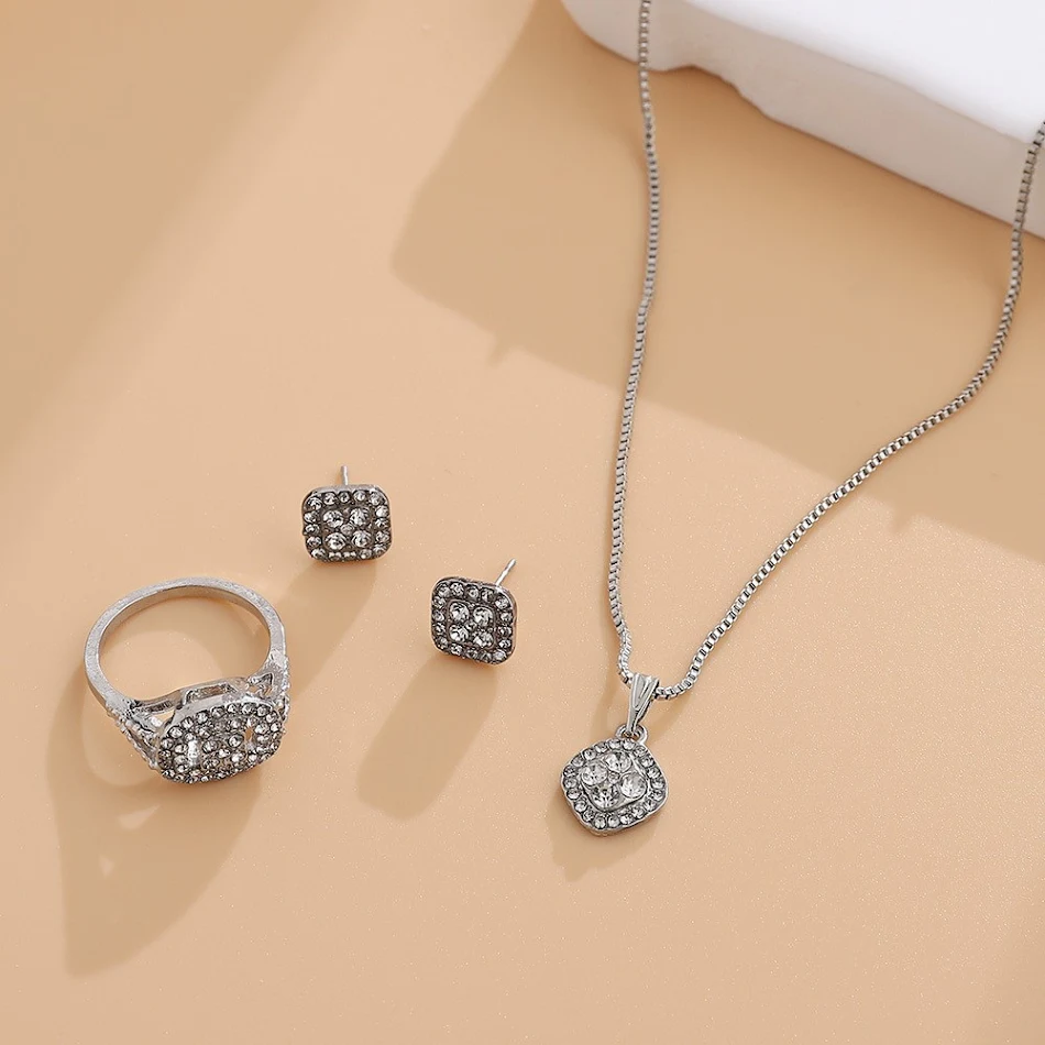 Bague de fiançailles étincelante pour elle, symbole d'amour éternel. Découvrez notre collection exclusive de bagues avec des diamants magnifiques.
