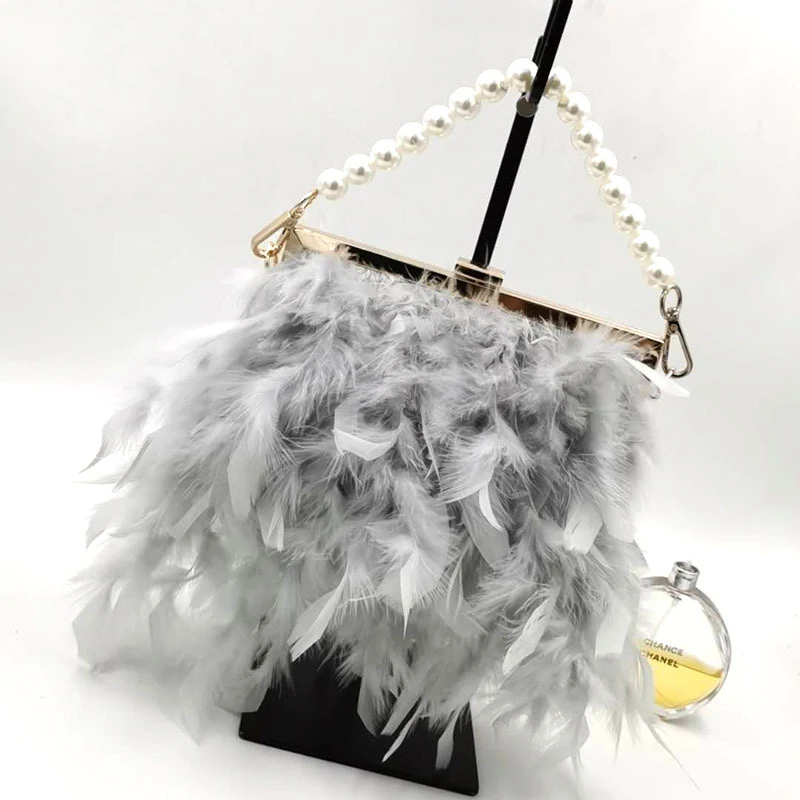 Bolso de pelo con cadena, hombro y mano, clip y herrajes, exhibición de perlas, moda, ideal para llevar tus esenciales con estilo y elegancia.
