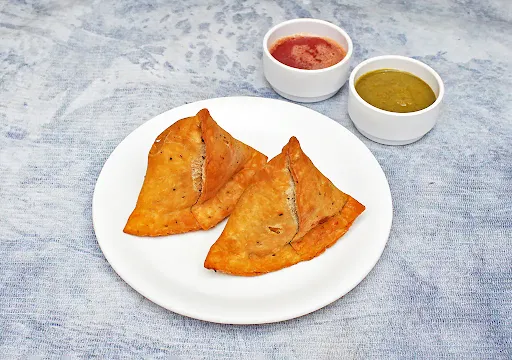 Khasta Aloo And Paneer Samosa With Chutney