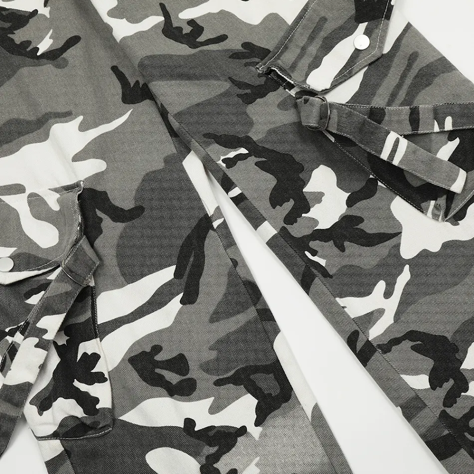 Pantalon droit ample camouflage à couleurs contrastées pour homme. Un style décontracté et tendance, parfait pour un look urbain et confortable.