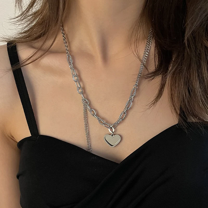 Slatka, kul, lagana, ekstravagantna ogrlica sa srcem i resama. Savršen poklon za izražavanje ljubavi i dodavanje elegancije.
