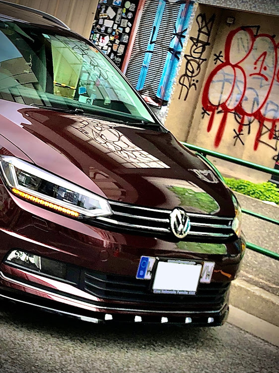 ゴルフトゥーランのOZ Ultraleggera・ingo noak tuning・ストリートアート・グラフィティーアート・低そうで低くない少し低い車に関するカスタム事例の投稿画像1枚目