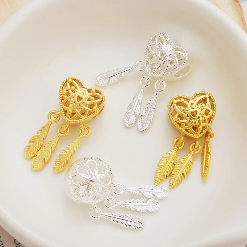 18K vergulde kleurvaste Love windgong kralen hanger, een stijlvol sieraad dat elegantie toevoegt aan elke outfit.