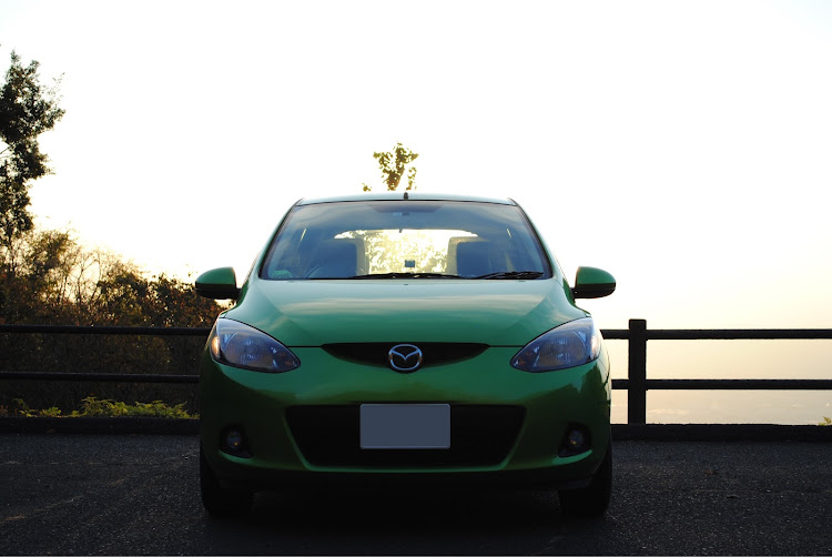 デミオのﾃﾞﾐﾃﾞﾐﾃﾞﾐﾃﾞﾐ・一眼レフ初心者・夕日と愛車・峠ステッカー・高円山ドライブウェイに関するカスタム事例の投稿画像1枚目