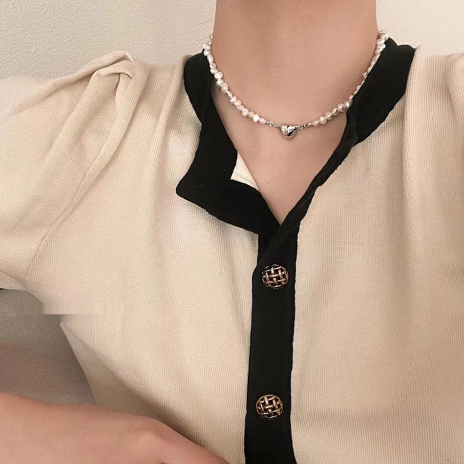 Love Magnet korte parelketting voor dames, een stijlvol accessoire dat je natuurlijke schoonheid accentueert met tijdloze elegantie.
