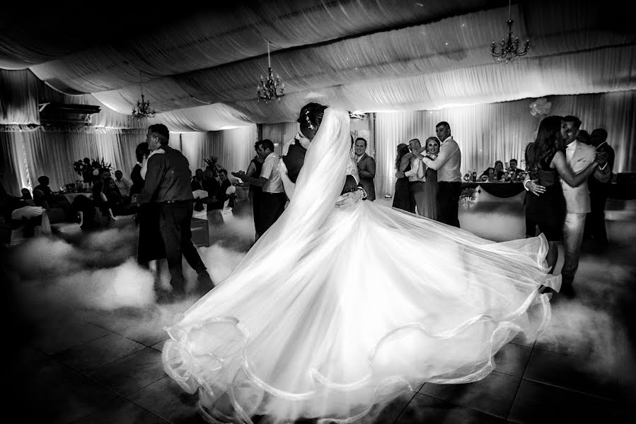 Bröllopsfotograf Aurel Melinescu (infocuscraiova). Foto av 25 mars 2018