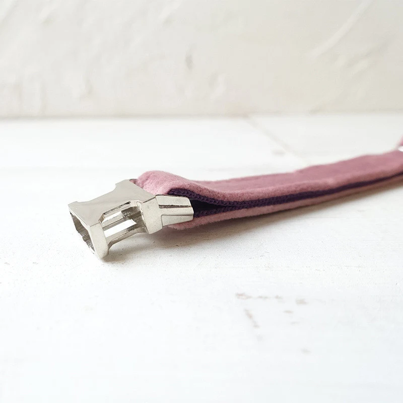 Collier pour animaux de compagnie doux et confortable, réglable. Offrez à votre compagnon confort et sécurité pour toutes ses aventures.