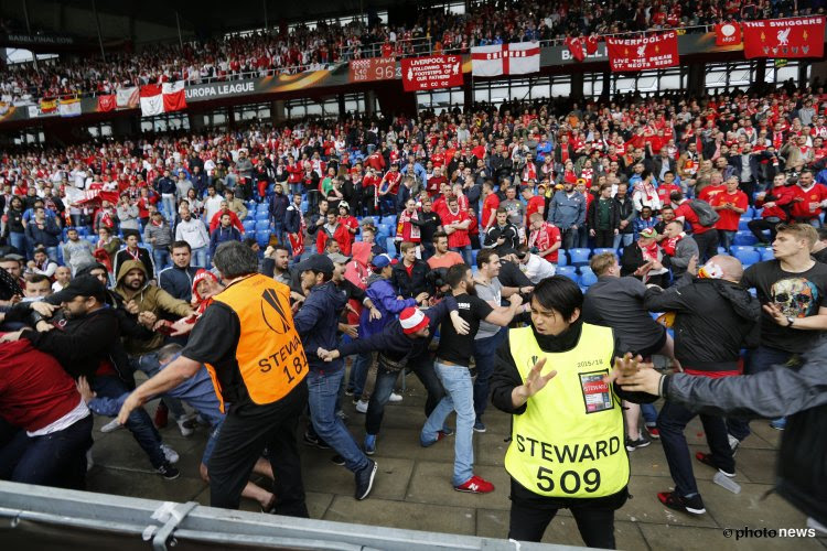 Grosse bagarre en tribune entre fans de Liverpool et Seville (VIDEO)