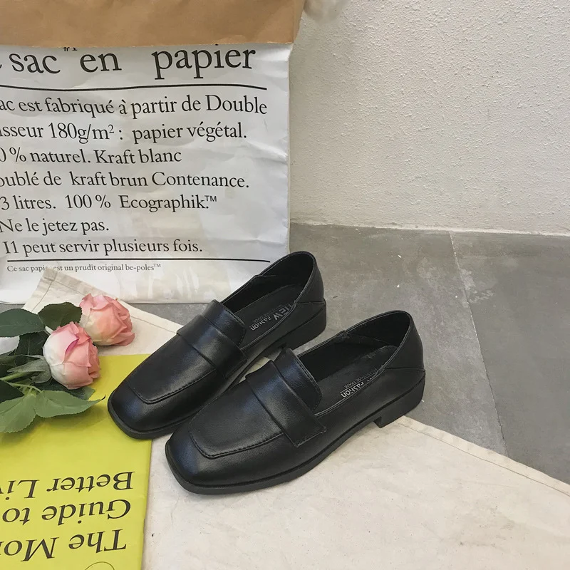 Mocassins retrô de couro macio com bico quadrado e salto médio grosso para elegância e conforto no dia a dia