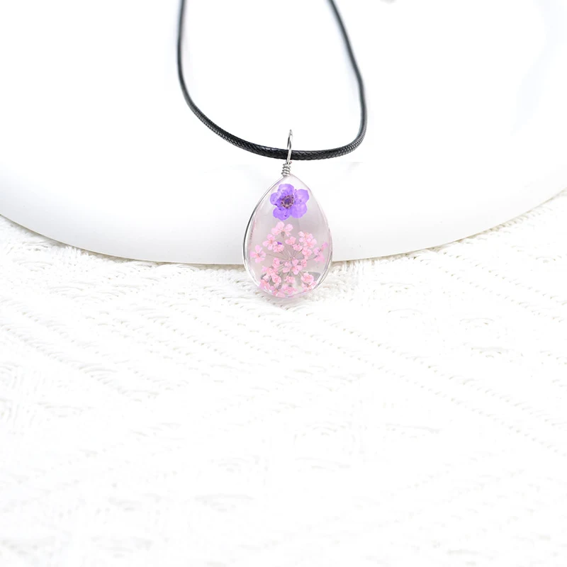 Time Stone Water Drop ketting met natuurlijke gedroogde bloemen, een uniek sieraad dat je look verfraait en je dagelijkse stijl accentueert.