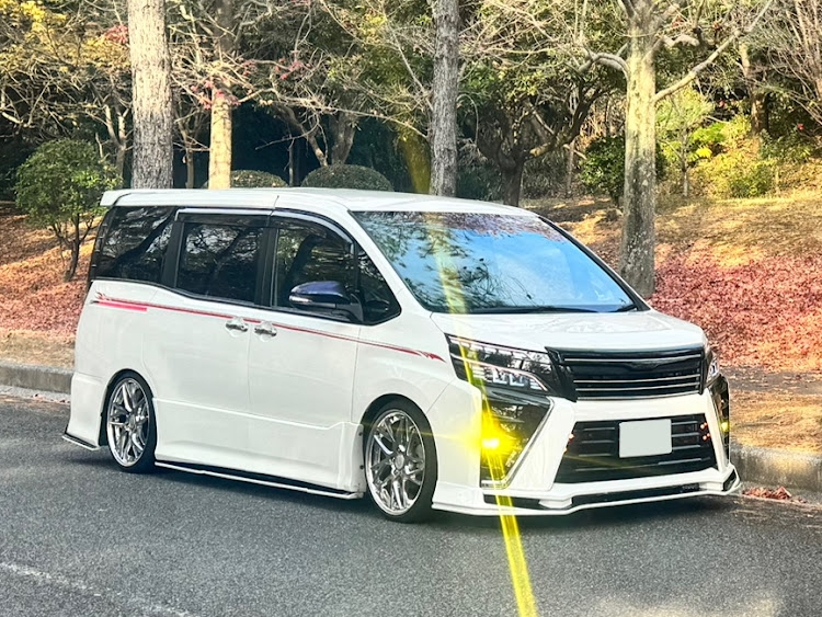 ヴォクシーのBWLT・North Nine Style・White List!・11月もよろしくお願いしますに関するカスタム事例の投稿画像1枚目